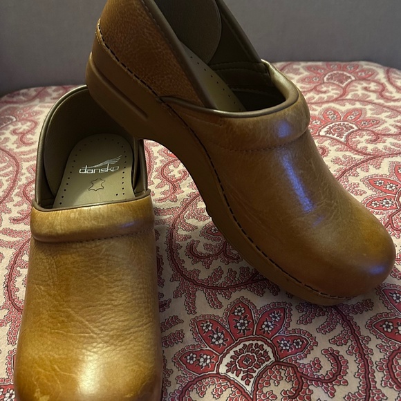 NEW Dansko Professional Leather Honey Distressed Clog EU Size 40 US Size 9.5-10 - Picture 1 of 10